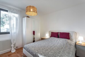 2 bedrooms, desk, iron/ironing board, free WiFi