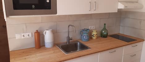 Kylskåp, mikrovågsugn, spishäll och diskmaskin