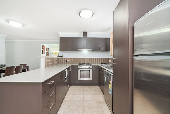 Casa conforto, várias camas, para não fumantes | Cozinha privada | Geladeira grande, micro-ondas, fogão, cooktop