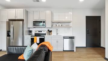 Deluxe Apartment | Private kitchen | Fridge, microwave, oven, dishwasher