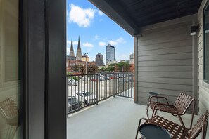 Deluxe Apartment | 3 bedrooms, desk, laptop workspace, iron/ironing board - CozySuites on Mass w garage parking 19 (Indianapolis)