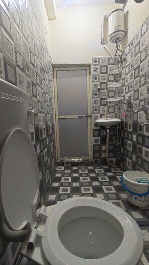 Een douche, een regendouche, handdoeken, zeep