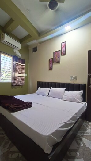 Soundproofing, free WiFi, bed sheets