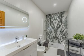 Dusj, hårføner og håndklær