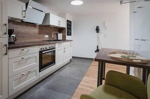 Een koelkast, een microgolfoven, een oven, een kookplaat