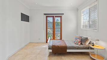 5 habitaciones, escritorio, tabla de planchar con plancha y wifi