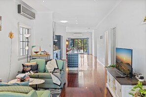 Smart TV - Artistic Queenslander with Park Views - near City! (Brisbane)