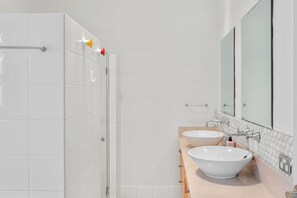 Dusche, Haartrockner, Handtücher, Seife