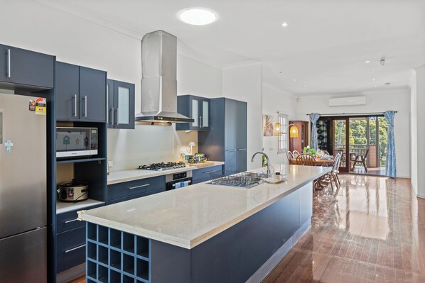 Fridge, microwave, oven, stovetop - Artistic Queenslander with Park Views - near City! (Brisbane)