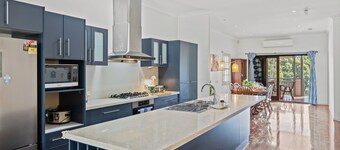 Artistic Queenslander with Park Views - near City!