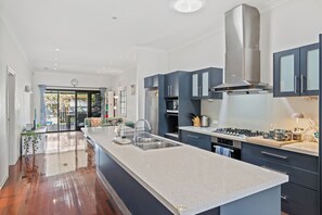 Fridge, microwave, oven, stovetop - Artistic Queenslander with Park Views - near City! (Brisbane)