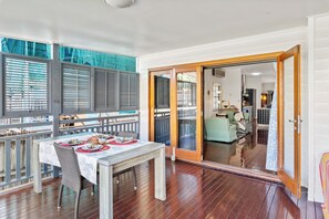 Outdoor dining - Artistic Queenslander with Park Views - near City! (Brisbane)