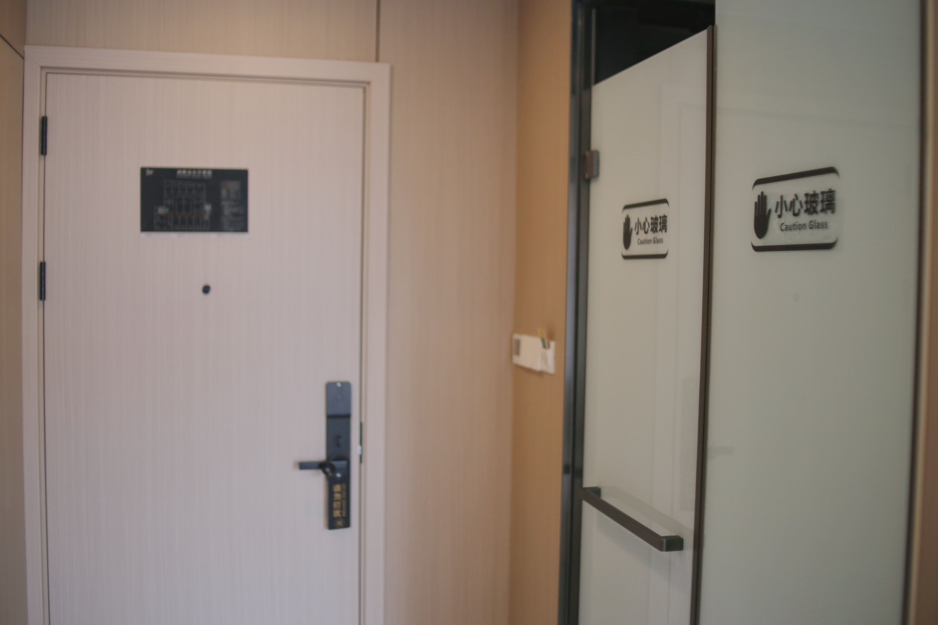 Puerta con letrero que indica zona con precaución por vidrio.