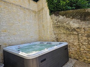 Outdoor spa tub - Villa Jacuzzi au Coeur de Tours Loire Valley (Tours)