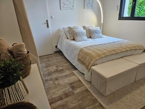 4 bedrooms, iron/ironing board, WiFi, bed sheets