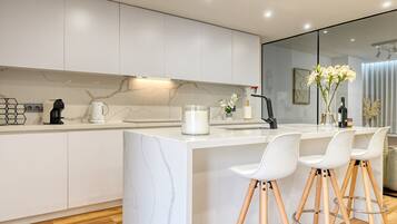 Jääkaappi, mikroaaltouuni, uuni, liesi