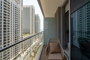 Property grounds - Contemporary 1BR w/ Dubai Marina Glimpse (Dubai)