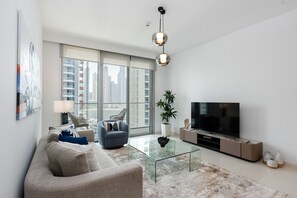 TV - Contemporary 1BR w/ Dubai Marina Glimpse (Dubai)