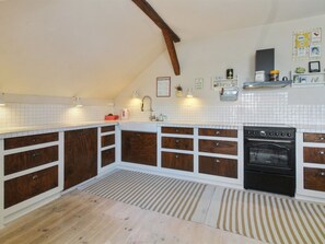 Kühlschrank, Mikrowelle, Geschirrspüler, Kochgeschirr/Geschirr/Besteck