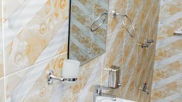 Serviettes fournies, savon, papier toilette