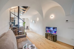 En 21-tommers Flatskjerm-TV med digitale kanaler samt TV