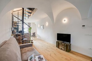 家庭公寓, 多間臥室 (Al Mandorlo Family & Bike Friendly) | 起居區 | 21-吋平面電視、數位頻道、電視