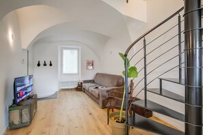 En 21-tommers Flatskjerm-TV med digitale kanaler samt TV