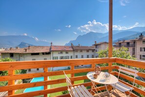 Outdoor dining - Al Mandorlo Family & Bike Friendly (Arco)