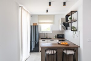 Réfrigérateur, four à micro-ondes, un four, surface de cuisson