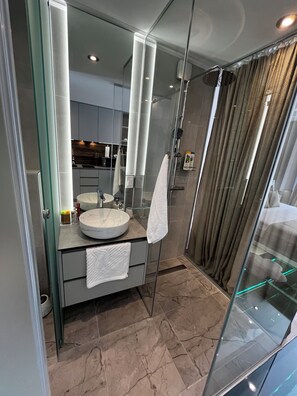 Douche, sèche-cheveux, serviettes fournies, savon