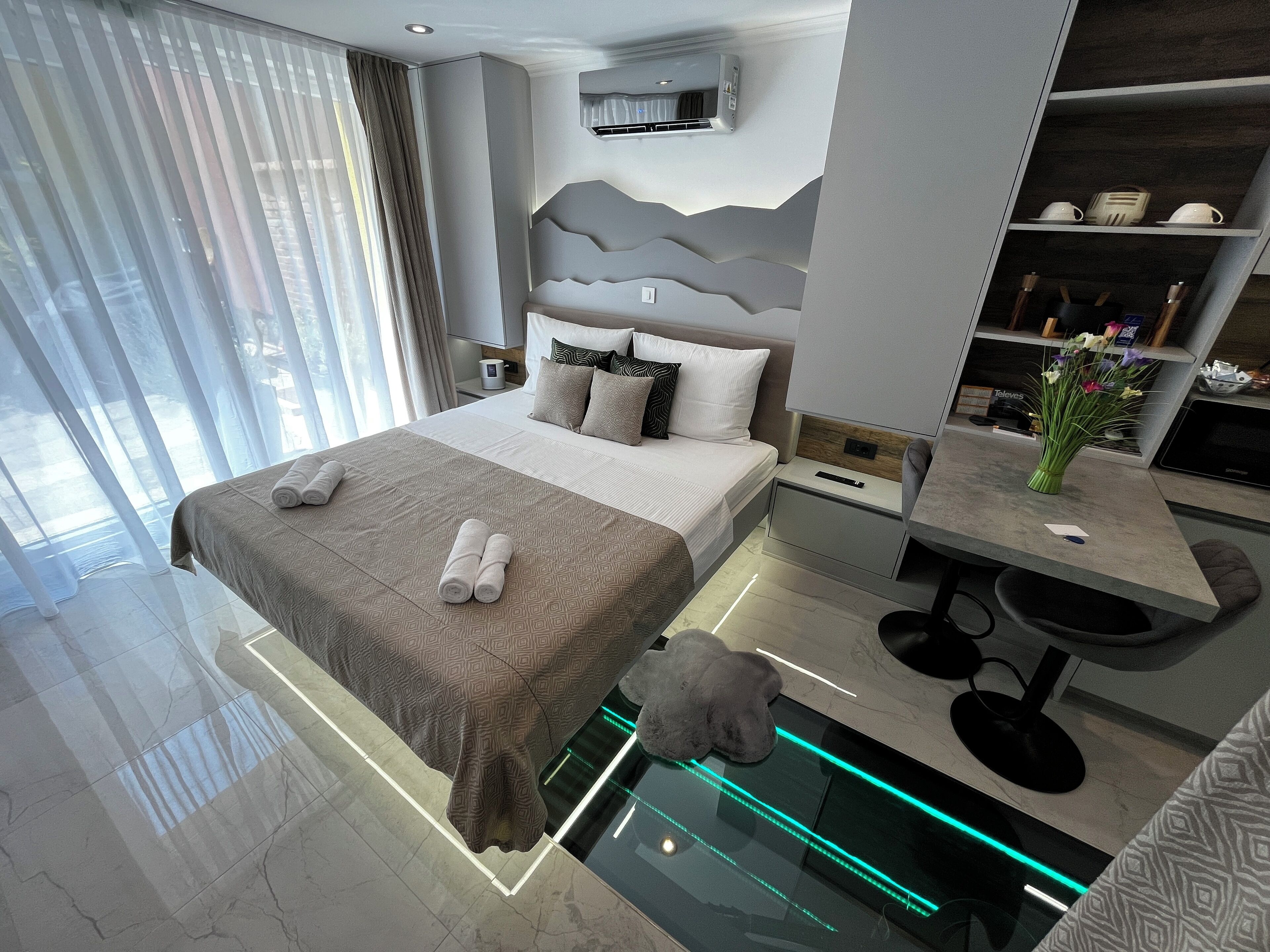 1 bedroom, in-room safe, desk, iron/ironing board