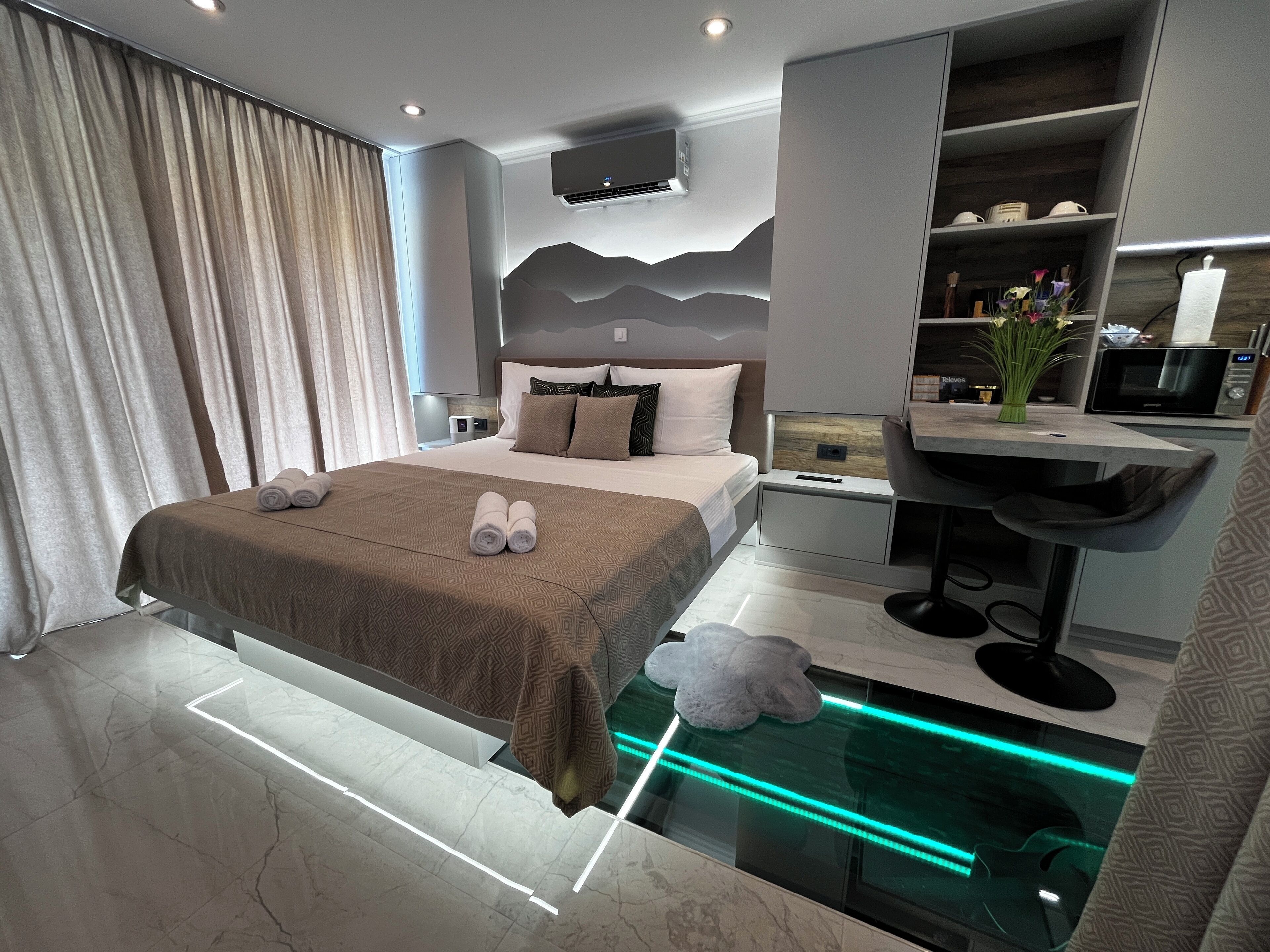 1 Schlafzimmer, Zimmersafe, Schreibtisch, Bügeleisen/Bügelbrett