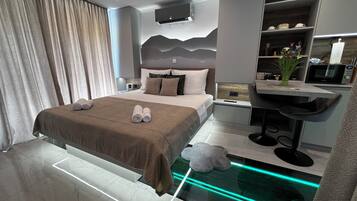 1 bedroom, in-room safe, iron/ironing board, free WiFi