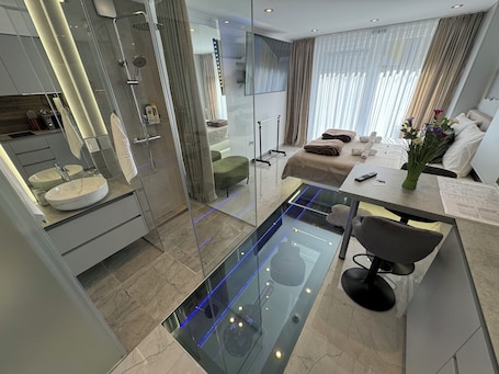 1 bedroom, in-room safe, desk, iron/ironing board. La Luna ⭐⭐⭐⭐ Petite Suite Deluxe Apartment with Pool & Jacuzzi Bikes and Parking