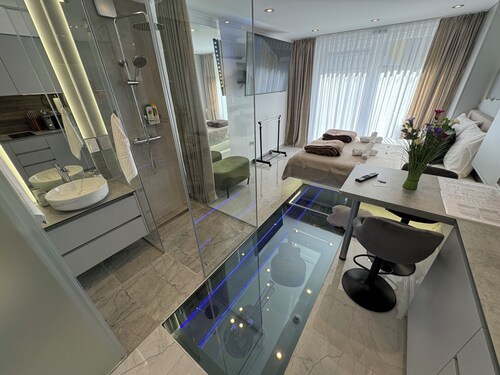 La Luna ⭐⭐⭐⭐ Petite Suite Deluxe Apartment with Pool & Jacuzzi Bikes and Parking