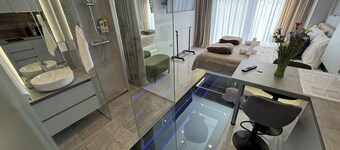 La Luna ⭐⭐⭐⭐ Petite Suite Deluxe Apartment with Pool & Jacuzzi Bikes and Parking