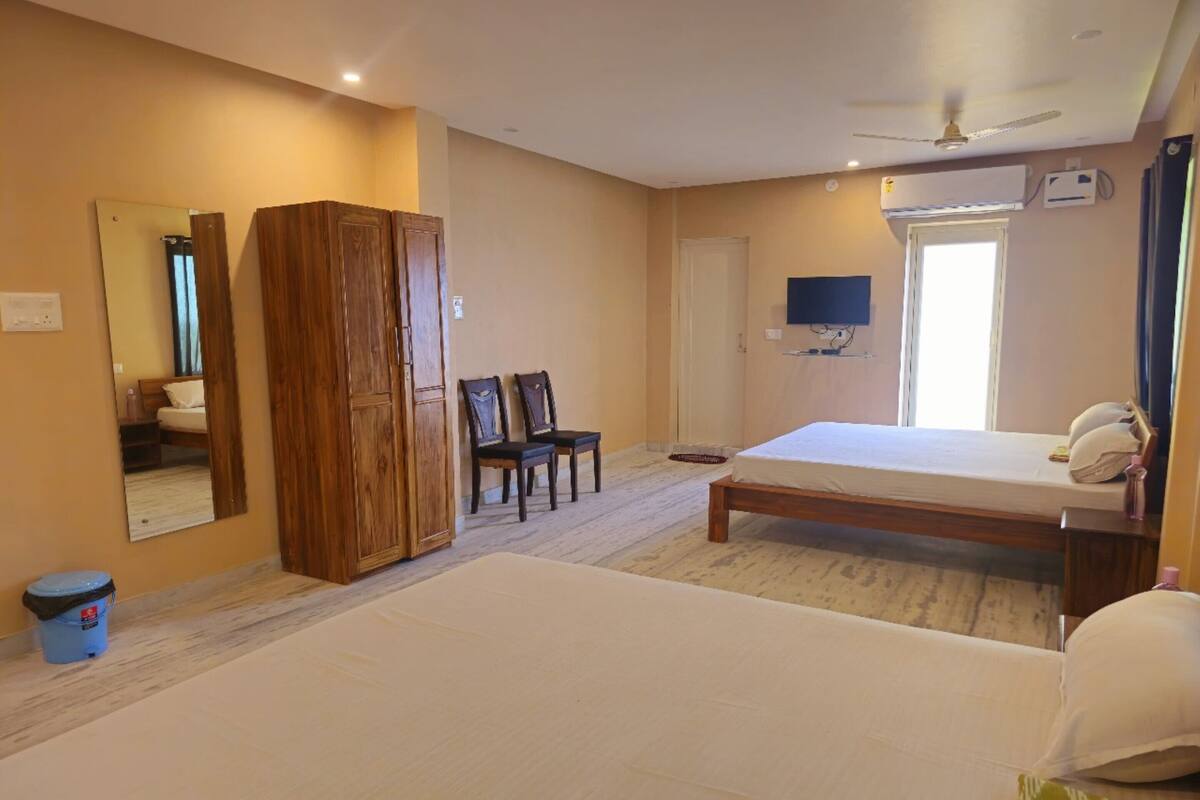 Deluxe Quadruple Room | Soundproofing, WiFi (free), bed sheets