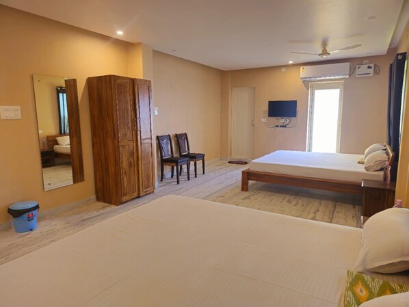 Deluxe Quadruple Room | 1 bedroom, soundproofing, free WiFi, bed sheets