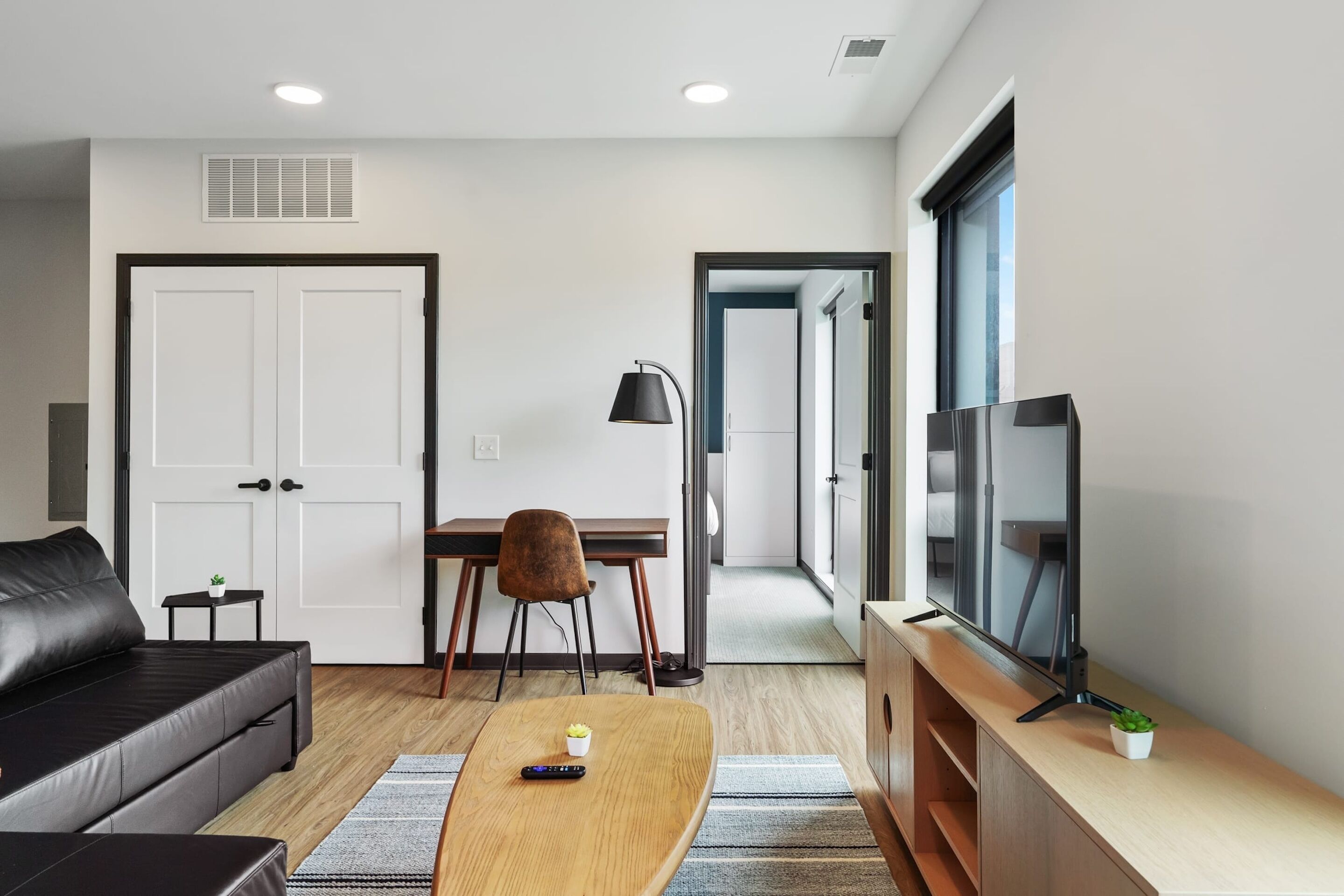 Apartamento Deluxe | Zona de estar | Smart TV de 42 pulgadas con canales digitales