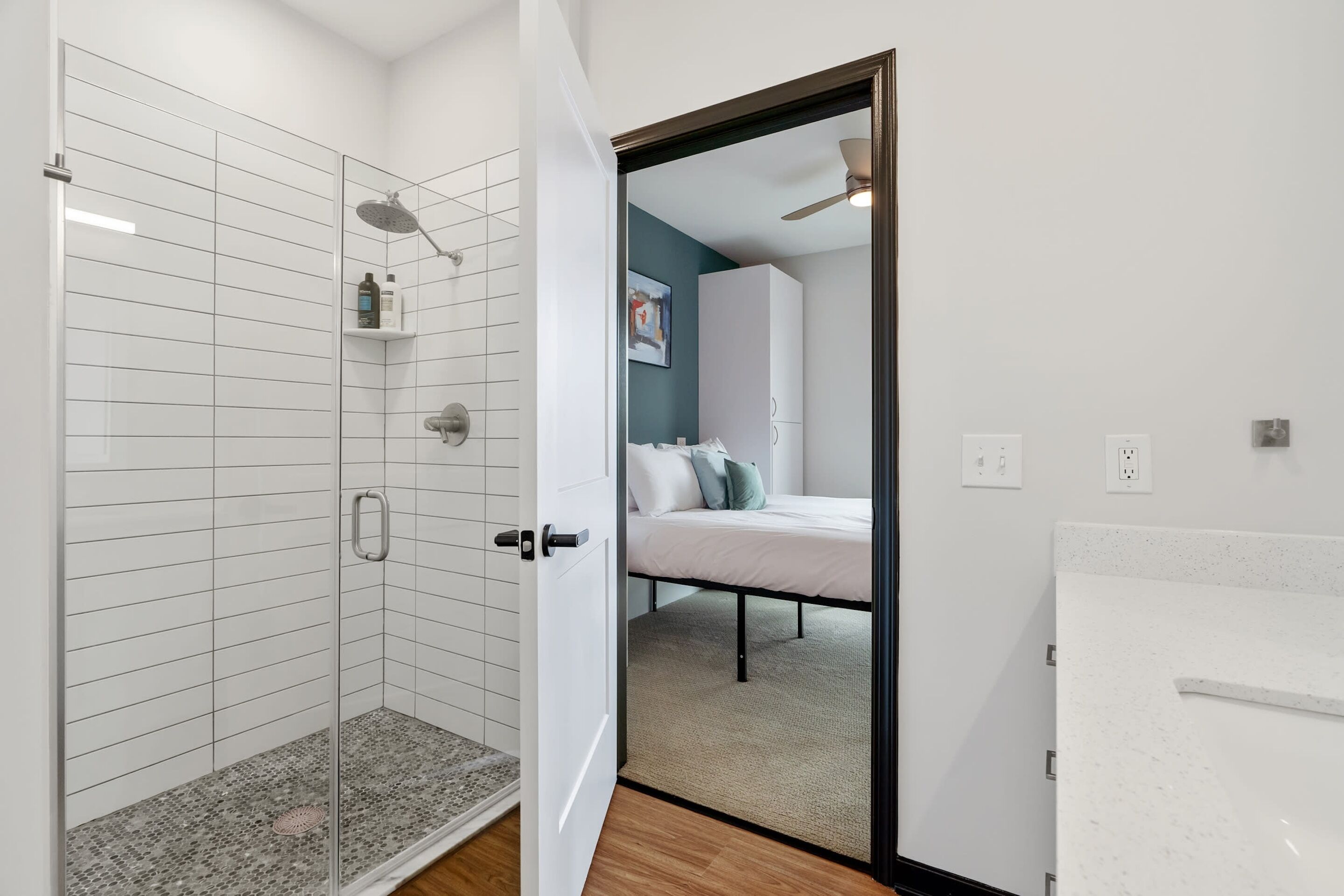 Deluxe Apartment | Bathroom | Hair dryer, towels, soap, shampoo