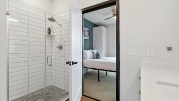 Deluxe Apartment | Bathroom | Hair dryer, towels, soap, shampoo