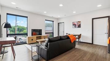 Apartamento Deluxe | Zona de estar | Smart TV de 42 pulgadas con canales digitales