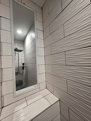 Douche, sèche-cheveux, serviettes fournies, savon