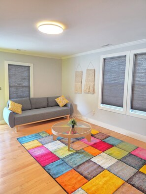 Smart TV, chimenea y libros 