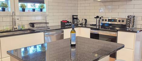 Refrigerador, microondas, horno, placa de cocina