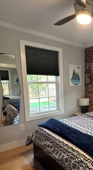 3 bedrooms, in-room safe, desk, iron/ironing board - Modern Historic Durham Treasure (Durham)