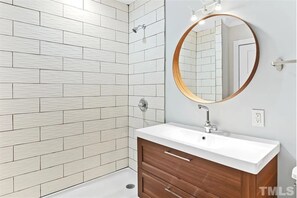Shower, hair dryer, towels, soap - Modern Historic Durham Treasure (Durham)