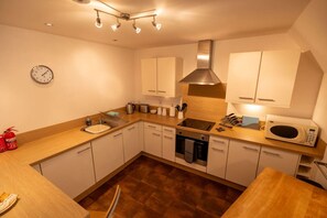 冷蔵庫、電子レンジ、オーブン、食器洗い機