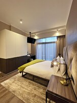 Studio | In-room safe, blackout drapes, iron/ironing board, free WiFi