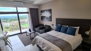 Studio | Värdeförvaringsskåp på rummet och mörkläggningsgardiner